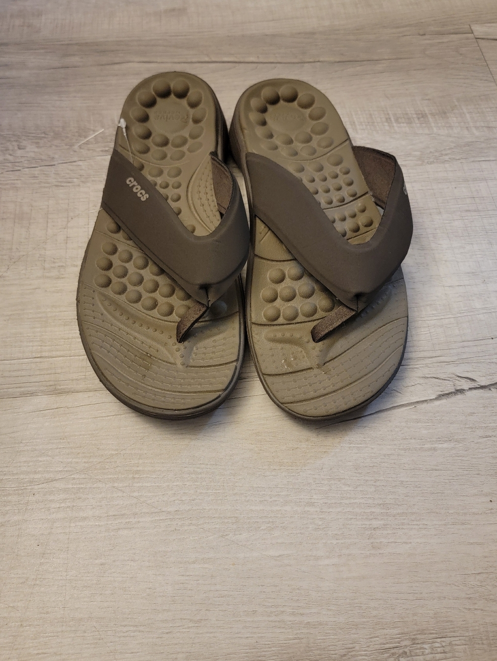 CROCS Men's Tan Brown Massage-Textured Flip Flops